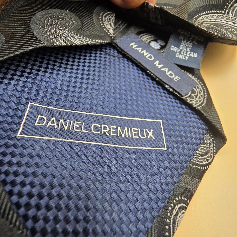 Daniel Cremieux Mens Silk Tie Black Blue Paisley Hand Made USA Classic 3.5 Inch